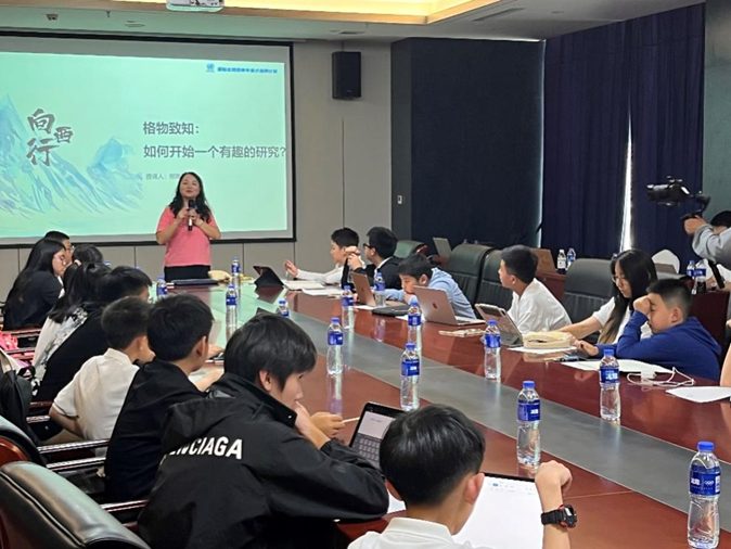 Lectures and seminars led by the mentor team
